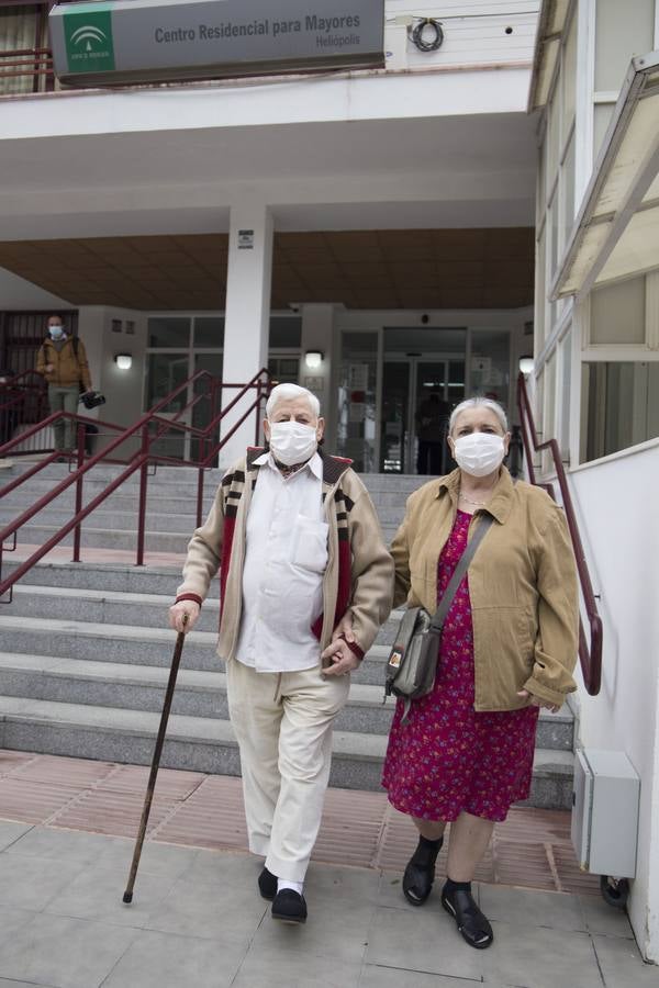 Los mayores de la residencia Heliópolis durante su salida