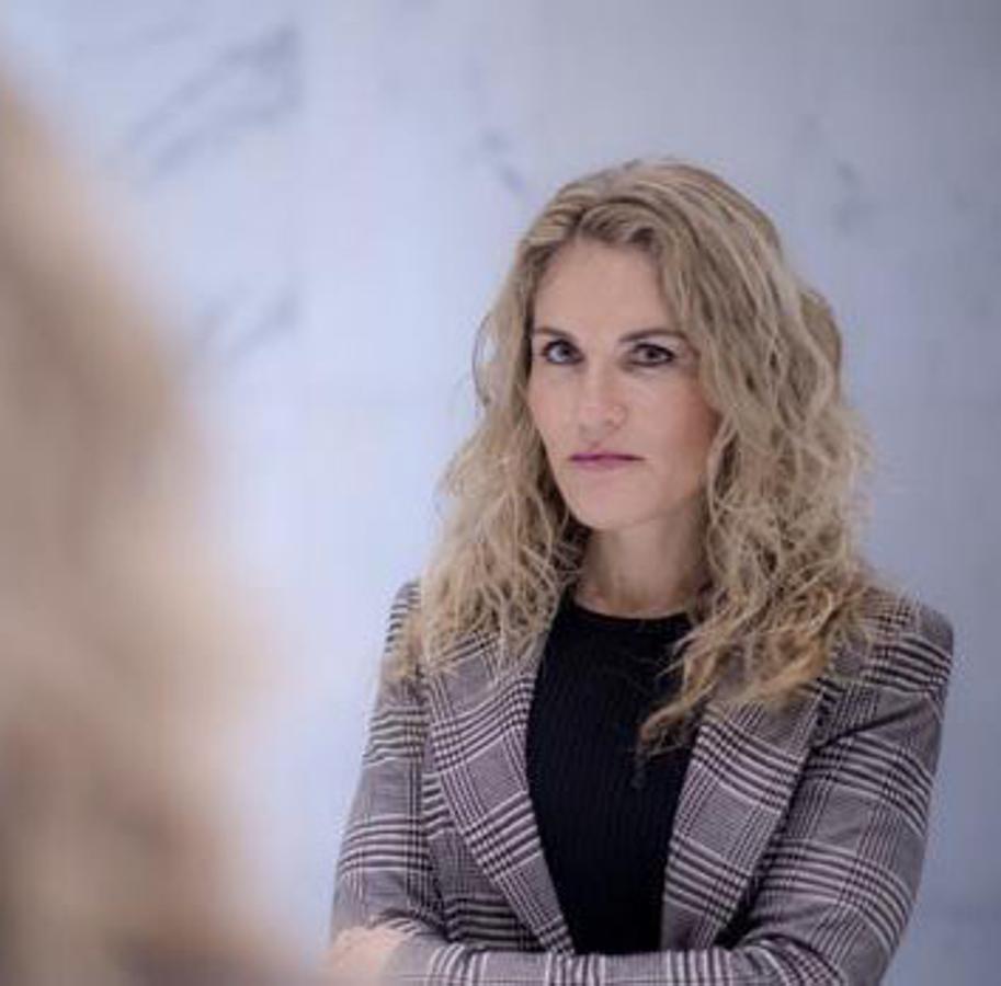 Silvia Congost, para liberarse de vínculos destructivos. Silvia Congost es una psicóloga experta en autoestima, dependencia emocional y conflictos de pareja. Su pasión es ayudar a que las personas se liberen de vínculos destructivos y puedan construir relaciones sanas. Ejerce como psicóloga junto a su equipo realizando sesiones on line y presenciales en Barcelona, Madrid y Girona. Es autora de «Cuando amar demasiado es depender», «Autoestima automática», «Si duele no es amor», <a href="https://www.abc.es/voz/podcast/bienestar/abecedario-del-bienestar-con-la-s-de-soledad-201911121512-9_33_audio.html">«A solas»</a> y <a href="https://www.abc.es/bienestar/psicologia-sexo/psicologia/abci-silvia-congost-escribir-ayuda-ordenar-y-llevamos-dentro-202011060249_noticia.html">«La voz de mis alas»,</a> entre otros.