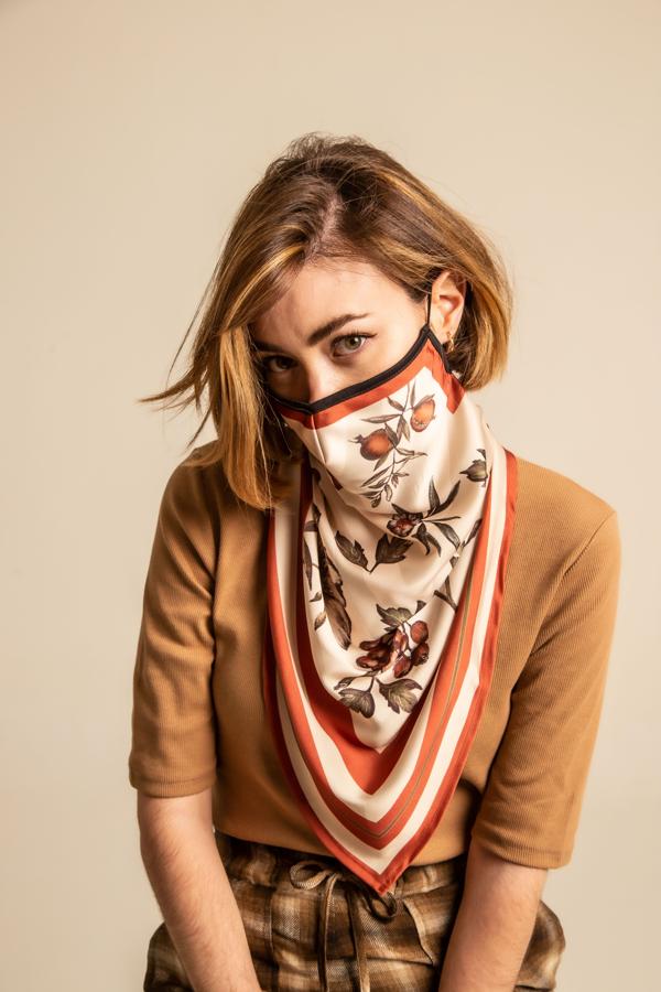 Mascarilla-pañuelo modelo Olivia Poppy de Kausi (42€)