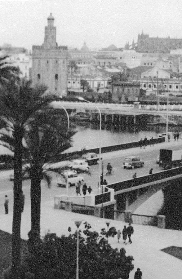 Fotografía tomada en 1966 desde la Plaza de Cuba, que muestra un entorno de la Torre del Oro bastante más parecido al que conocemos en la actualidad