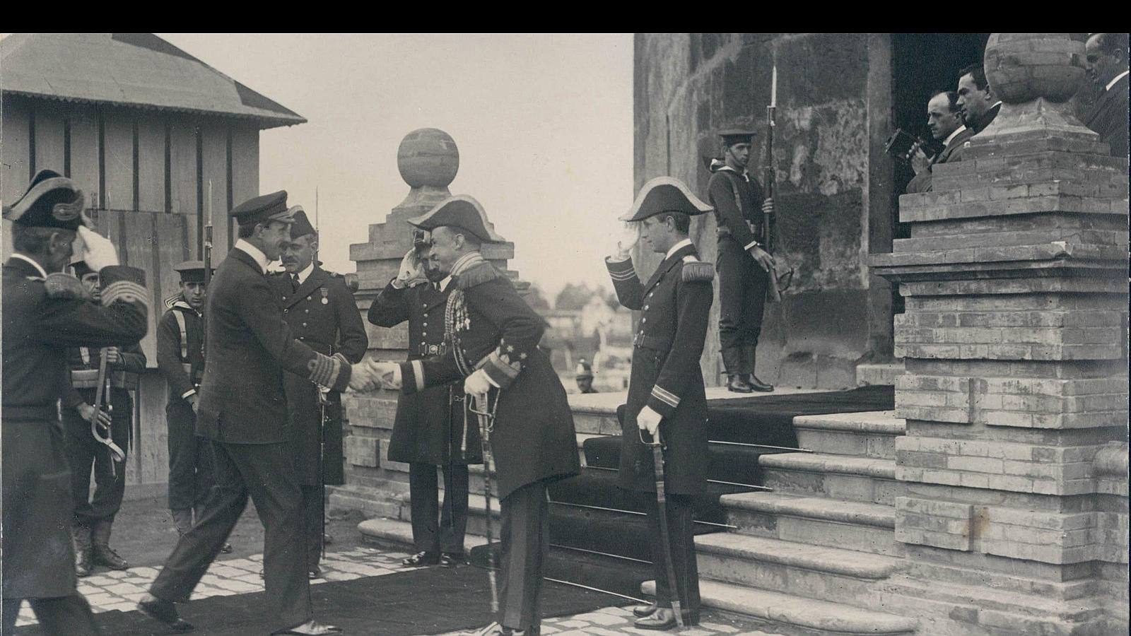 El Rey Alfonso XIII visita la Torre del Oro en 1923, al ser la sede de la Comandancia de Marina