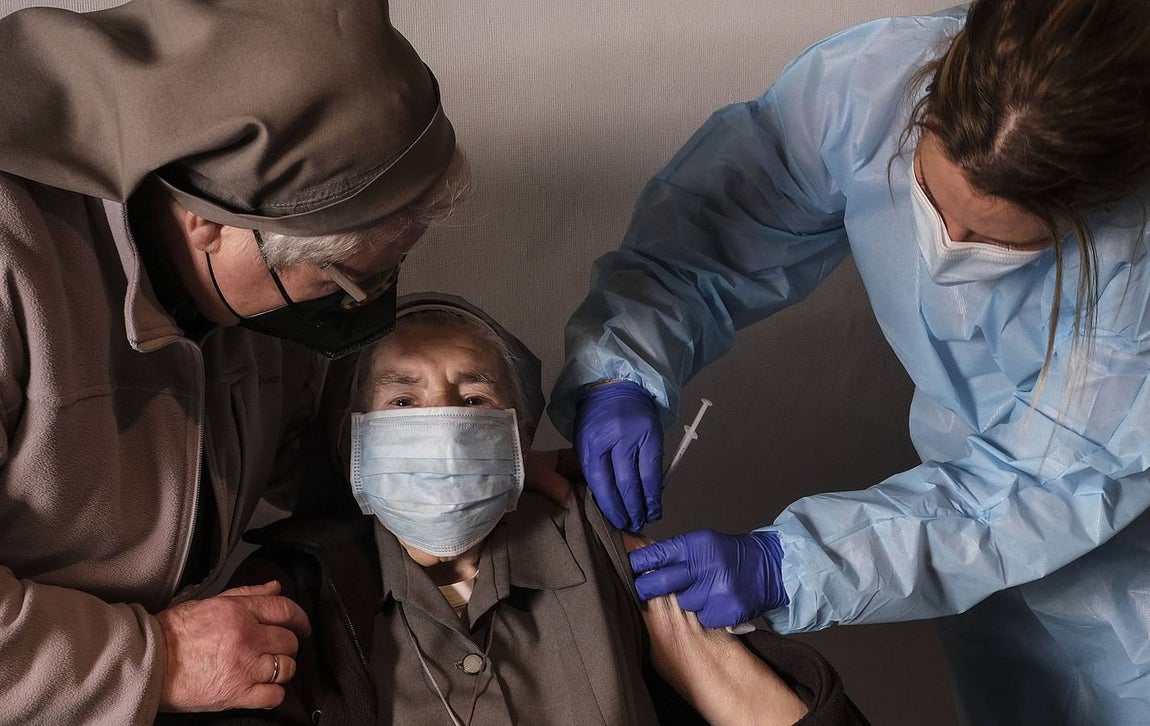 Los mayores de 80 años de Cádiz se vacunan contra el coronavirus en la Casa del Niño Jesús