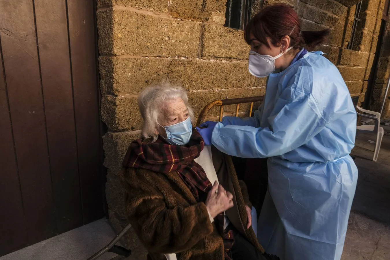 Los mayores de 80 años de Cádiz se vacunan contra el coronavirus en la Casa del Niño Jesús
