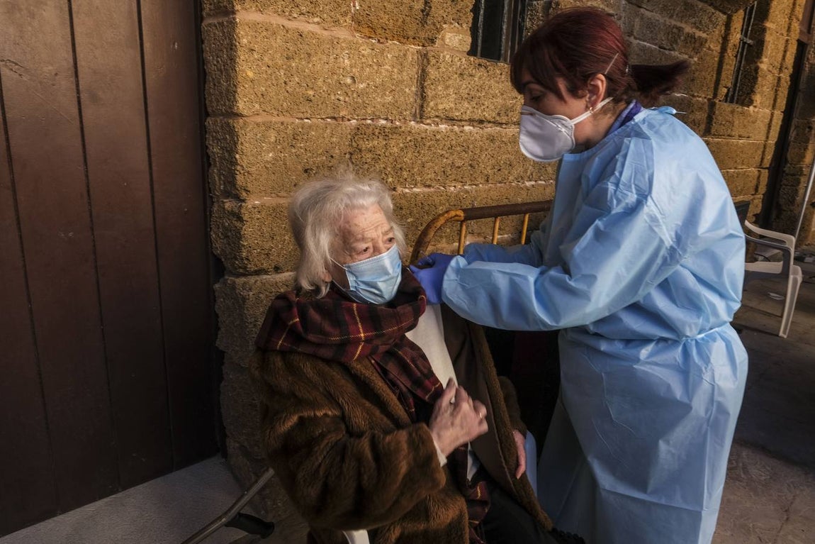Los mayores de 80 años de Cádiz se vacunan contra el coronavirus en la Casa del Niño Jesús