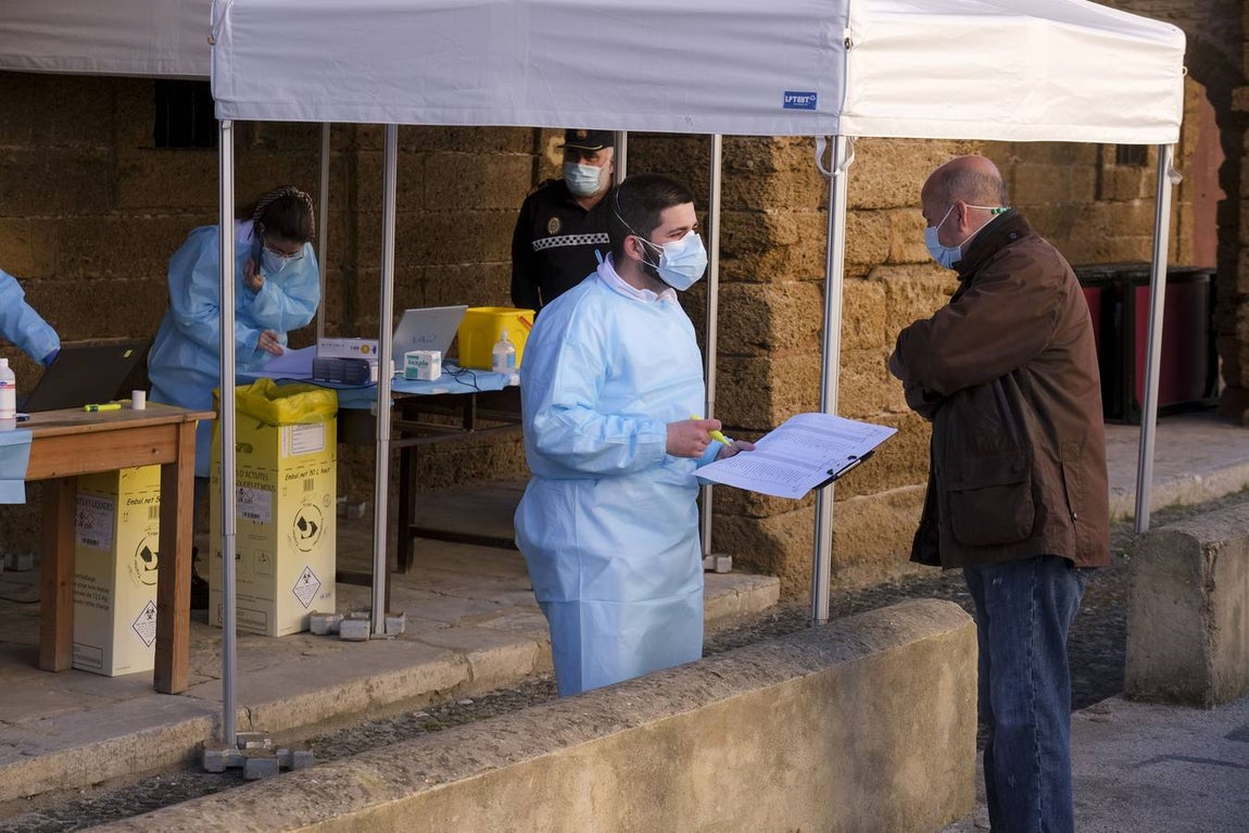 Los mayores de 80 años de Cádiz se vacunan contra el coronavirus en la Casa del Niño Jesús