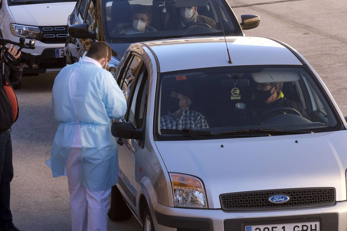 Los mayores de 80 años de Cádiz se vacunan contra el coronavirus en la Casa del Niño Jesús