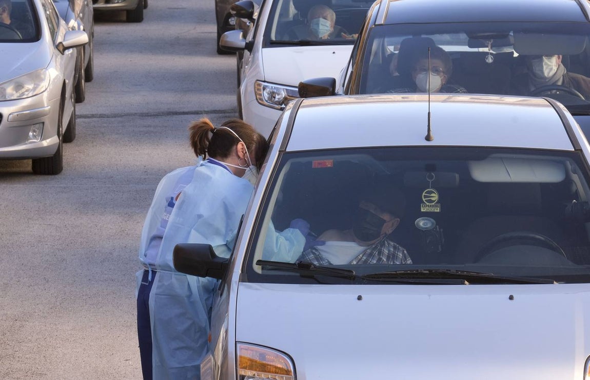 Los mayores de 80 años de Cádiz se vacunan contra el coronavirus en la Casa del Niño Jesús
