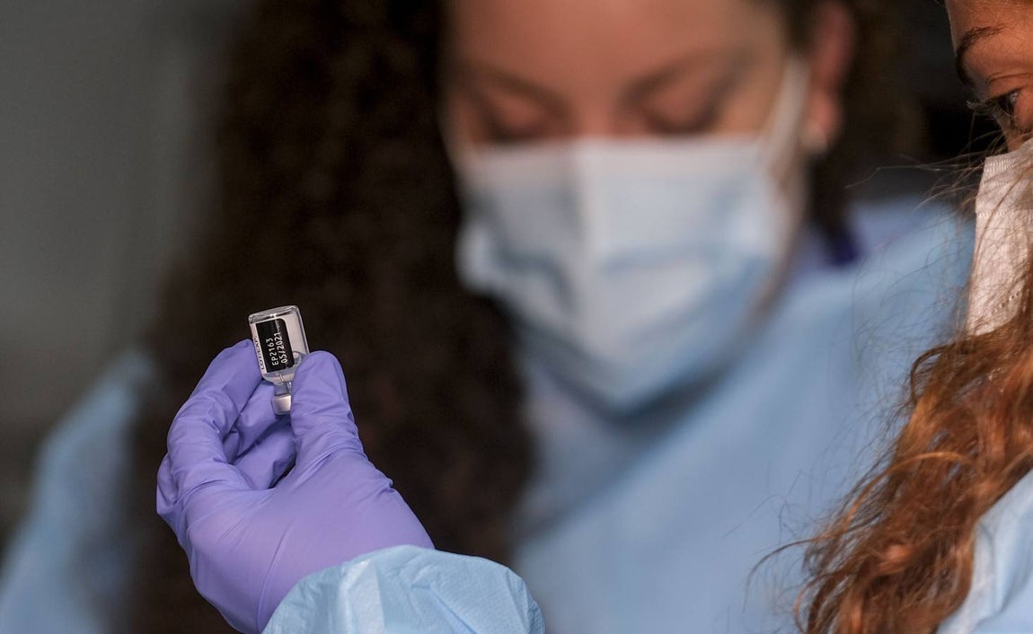 Los mayores de 80 años de Cádiz se vacunan contra el coronavirus en la Casa del Niño Jesús