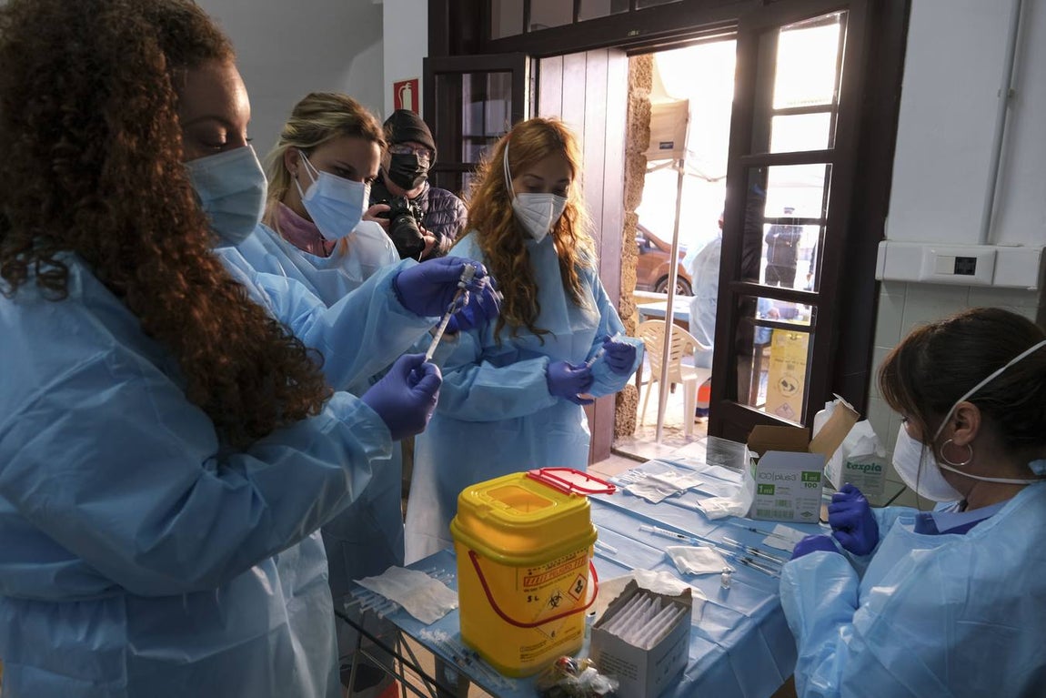 Los mayores de 80 años de Cádiz se vacunan contra el coronavirus en la Casa del Niño Jesús