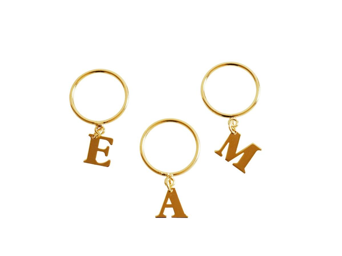La opción de lucir letras también existe en anillos, como estos de Eleonor de Casanova (34€), fabricados en plata de ley bañada en oro.. 