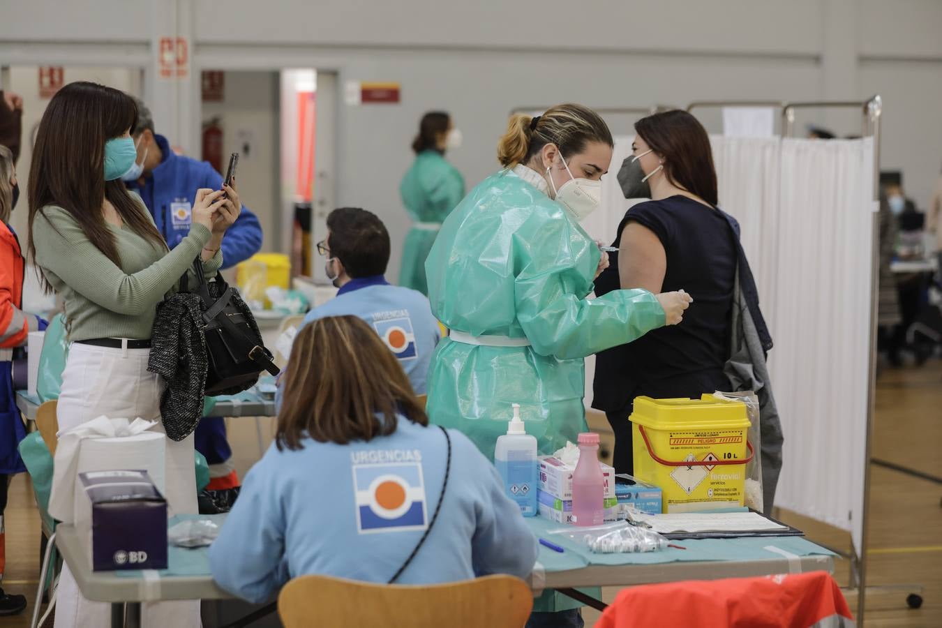 Personal de farmacia de Sevilla se vacuna contra el Covid