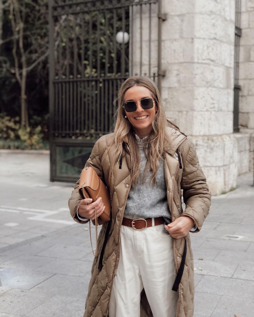 Abrigo acolchado. Otro infalible en el que invertir en estas últimas rebajas y reutilizar en próximas temporadas de inverno es el abrigo acolchado. En tonalidades tierra, blancos o negros, un fondo de armario seguro. En la imagen la influencer Virginia casa (@virginiardgcasado) lo lleva con un estilismo de básicos muy acertado.