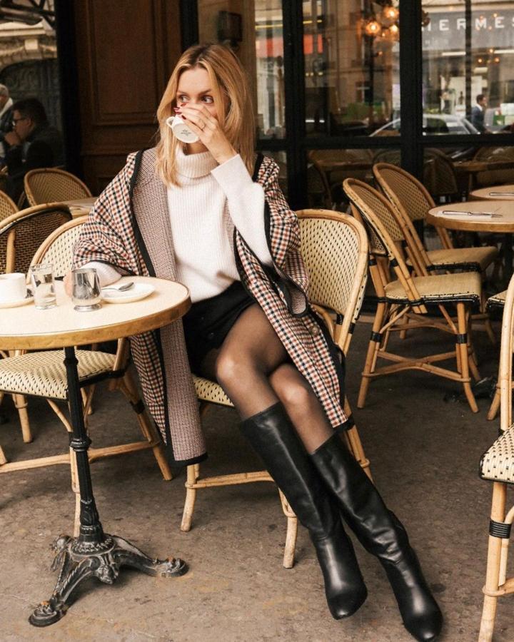 Botas. Si por el contrario, lo tuyo son las botas. De caña alta, en color negro y con tacón serán un básico infalible. En la imagen, Lucie Mahé (@lucie.rose.mahe) con un look con botas altas.