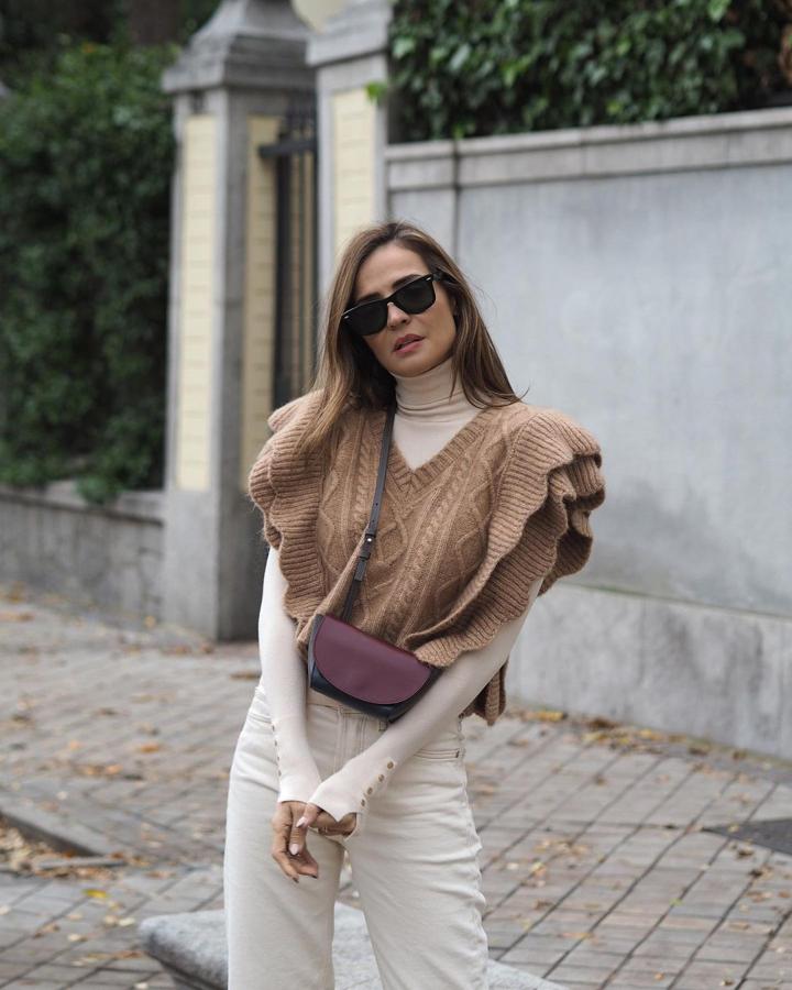 Chaleco. El chaleco de punto ha reaparecido esta temporada y promete quedarse durante un tiempo. Elegirlo en tonos neutros será clave para combinarlo con casi todo tipo de prendas. En la imagen, Silvia Zamora (@ladyaddict) con chaleco de Zara.
