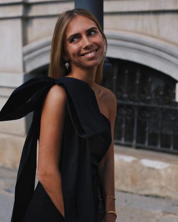 Todo al negro. Las rebajas son también un buen momento para buscar ese vestido negro infalible que resolverá más de un apuro o quizás un elegante mono para las más atrevidas. Una prenda de calidad, de corte clásico y facilmente combinable que encontrará hueco en cualquier armario. Apuesta por firmas más especiales y diferentes para marcar la diferencia. En la imagen Lucía Bárcena (@luciabarcena) con mono negro de Encinar.