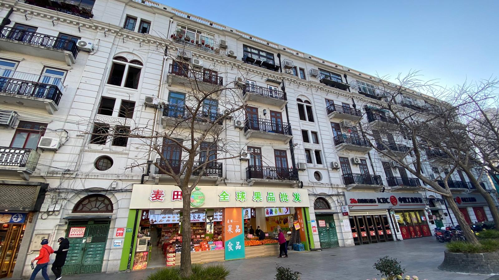 En los Apartamentos Ramos, que hoy siguen en pie y ocupados, vivió durante una temporada el famoso escritor chino Lu Xun. Pero la placa que conmemora su valor patrimonial confunde su fecha de construcción (1928 por 1924) y la nacionalidad de su promotor, diciendo que Ramos era británico. 