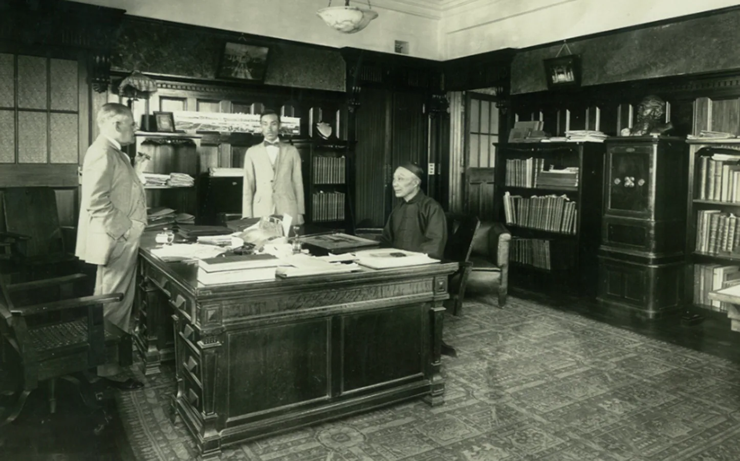 A principios del siglo XX, el español Abelardo Lafuente (de perfil a la izquierda de la imagen) fue uno de los arquitectos más importantes del Shanghái colonial. 