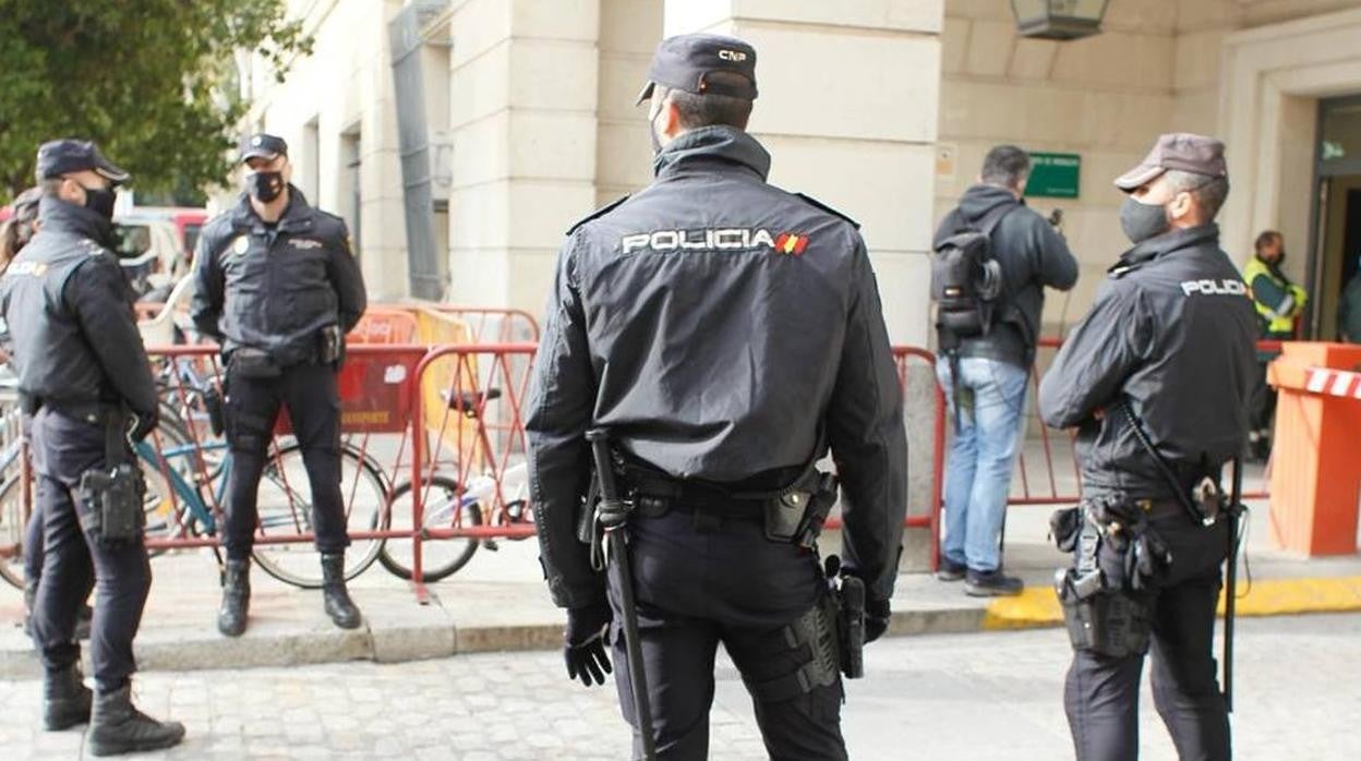 Fotogalería: La policía «blinda» los juzgados de Sevilla por el caso de la reyerta en San Jerónimo