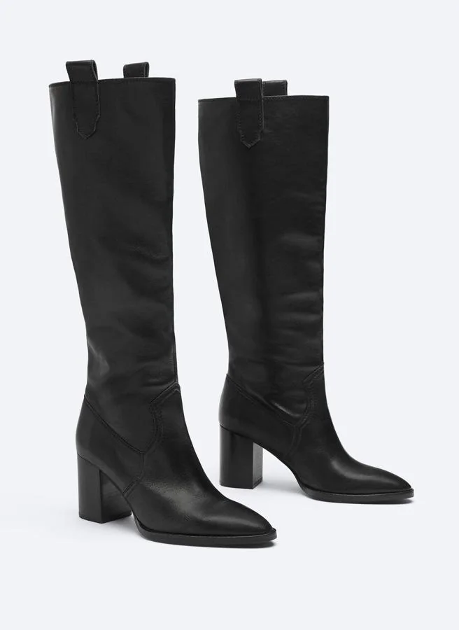 Botas altas de tacón en piel de color negro de Uterqüe (precio: 79,95€ / antes: 159€)