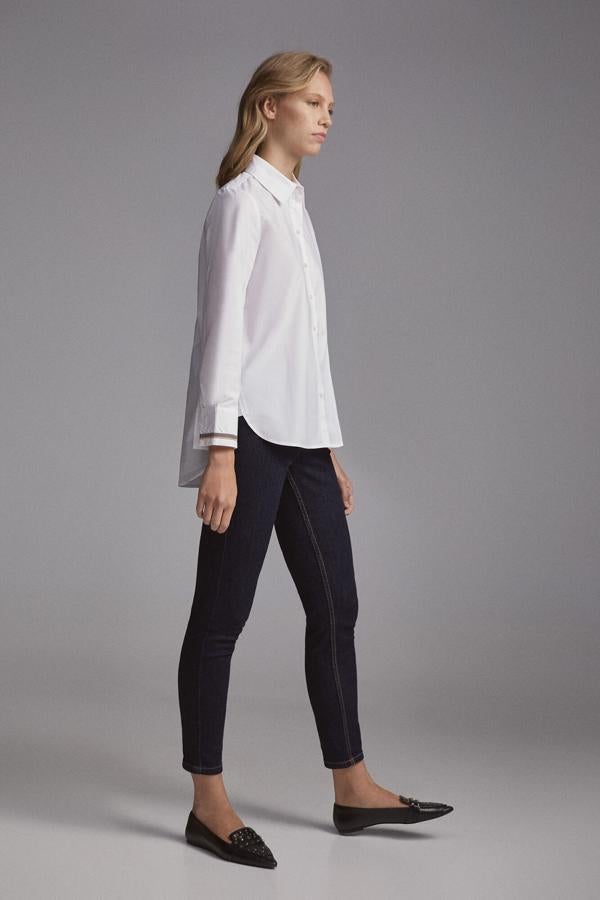 Camisa blanca con aplique en las mangas de Pedro del Hierro (precio: 59€ / antes: 119€)