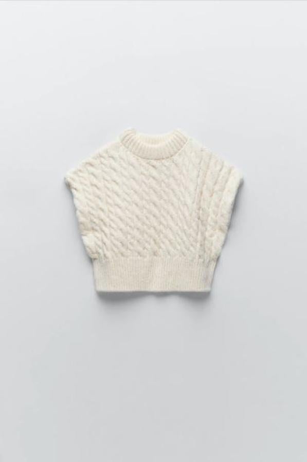 Chaleco cropped de punto con ochos de Zara (precio: 12,99€ / antes: 22,95€)