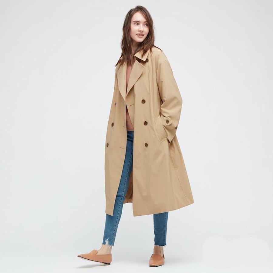 Gabardina Oversize en color beige de Uniqlo (precio: 69,90€ / antes: 89,90€)