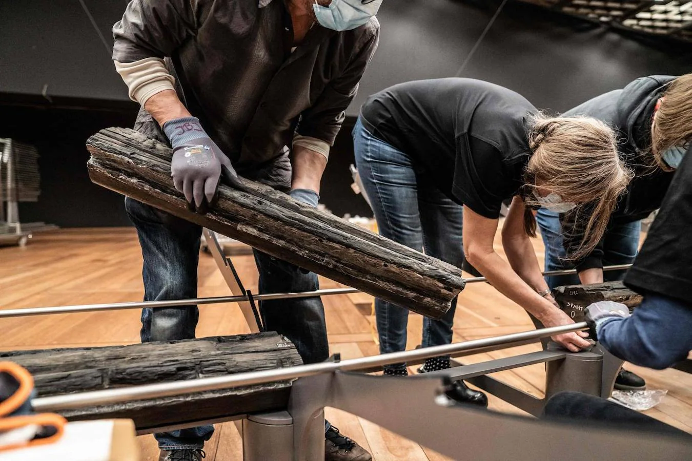 Los arqueólogos hallaron completa la quilla, que es la que soportaba toda la trama de maderas que formaban esta lancha de desembarco de guerreros. 