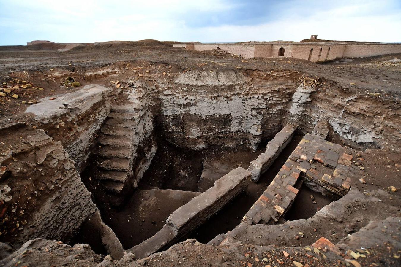 Rival de Tutankamón. También conocida como Ur de Caldea, fue excavada hace unos 100 años por Leonard Woolley, un británico que recuperó tesoros que rivalizan con los encontrados en la tumba de Tutankamón en Egipto. Pero desde entonces se ha trabajado poco en una de las ciudades más antiguas del mundo, donde se iniciaron la vivienda urbana, la escritura y el poder central del Estado.