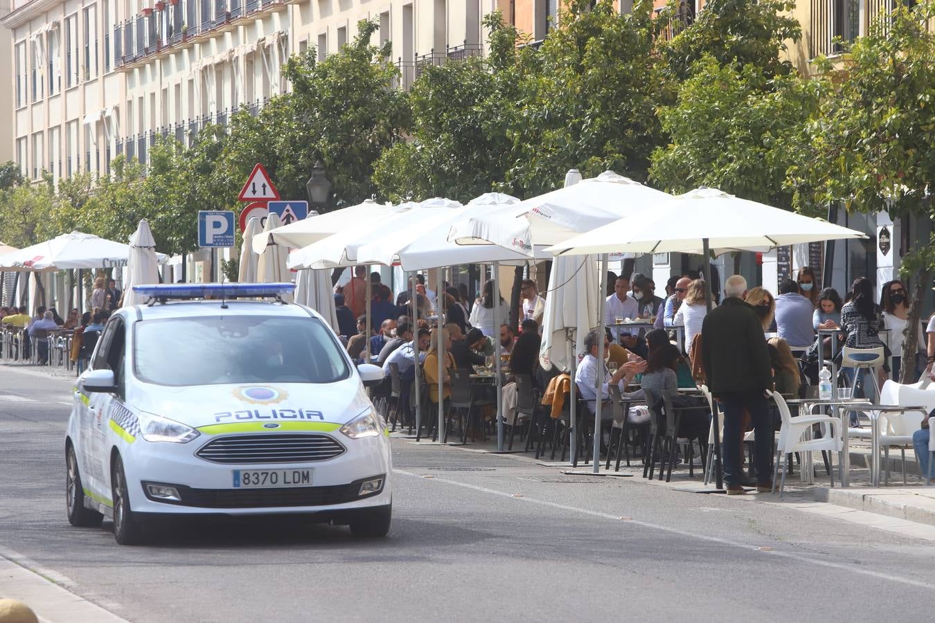 El ambiente, en imágenes, de las calles de Córdoba por el puente de Andalucía