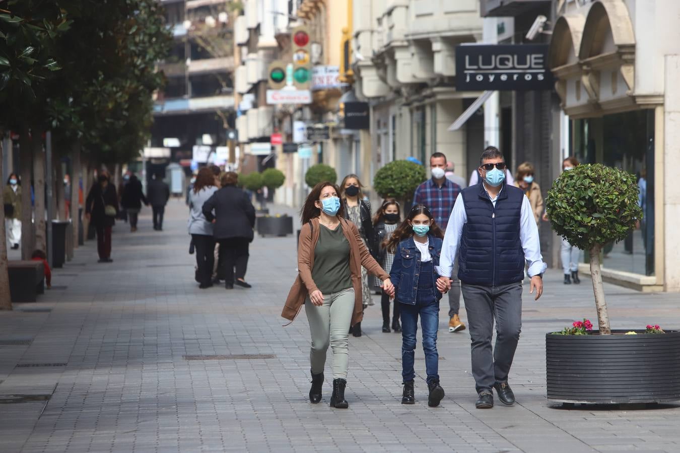 El ambiente, en imágenes, de las calles de Córdoba por el puente de Andalucía