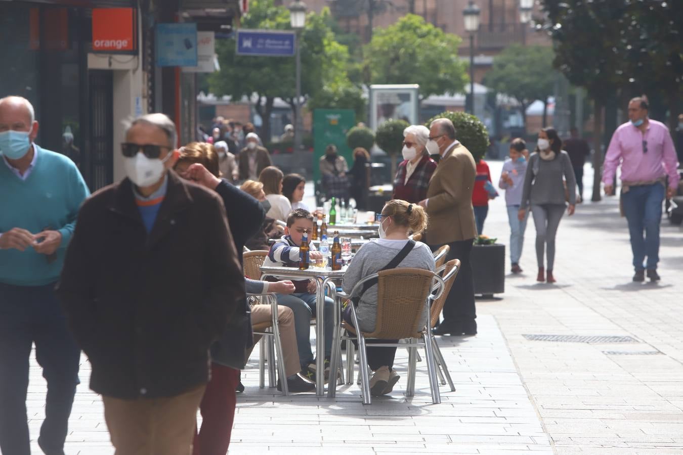 El ambiente, en imágenes, de las calles de Córdoba por el puente de Andalucía