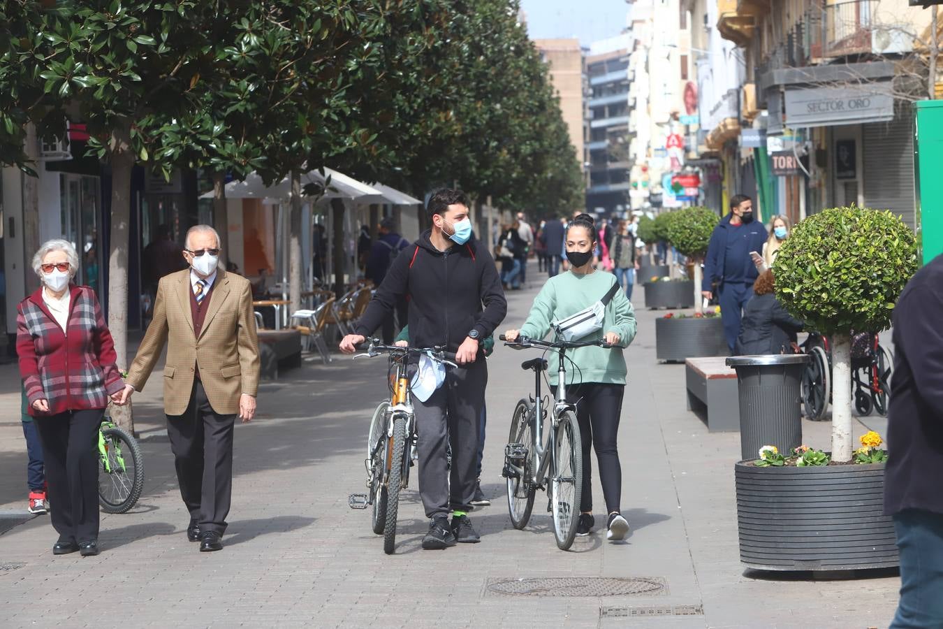 El ambiente, en imágenes, de las calles de Córdoba por el puente de Andalucía