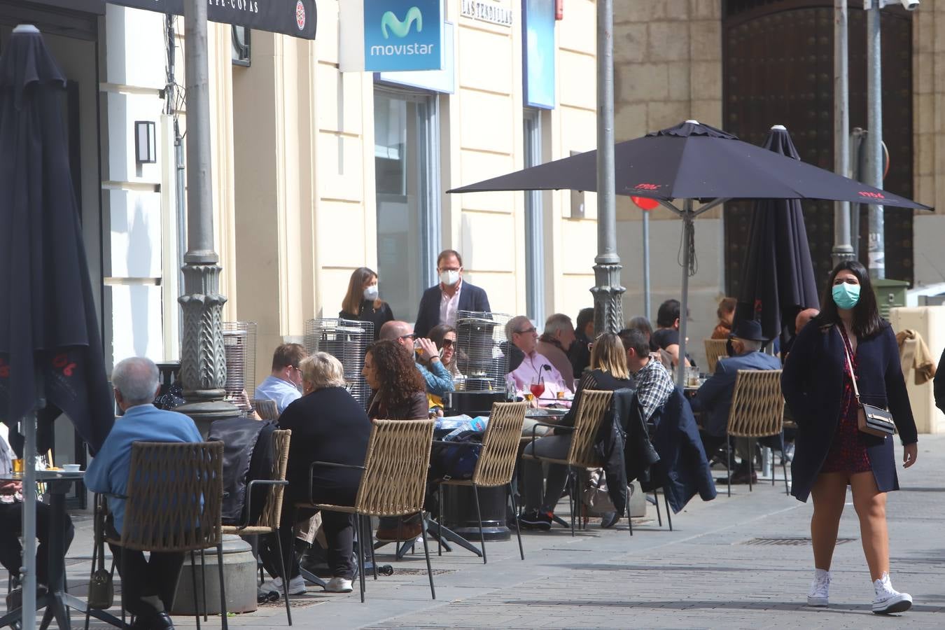 El ambiente, en imágenes, de las calles de Córdoba por el puente de Andalucía