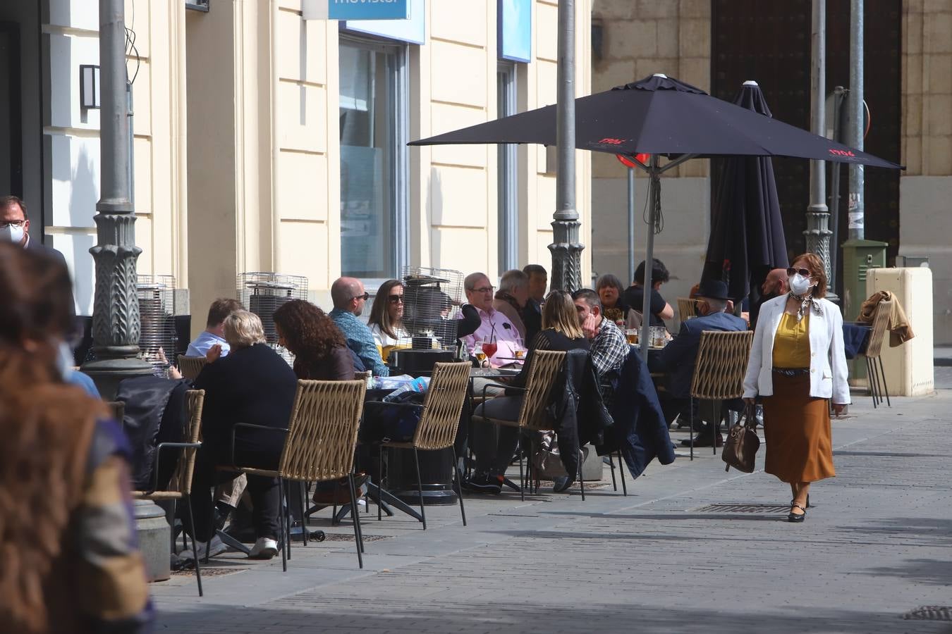 El ambiente, en imágenes, de las calles de Córdoba por el puente de Andalucía