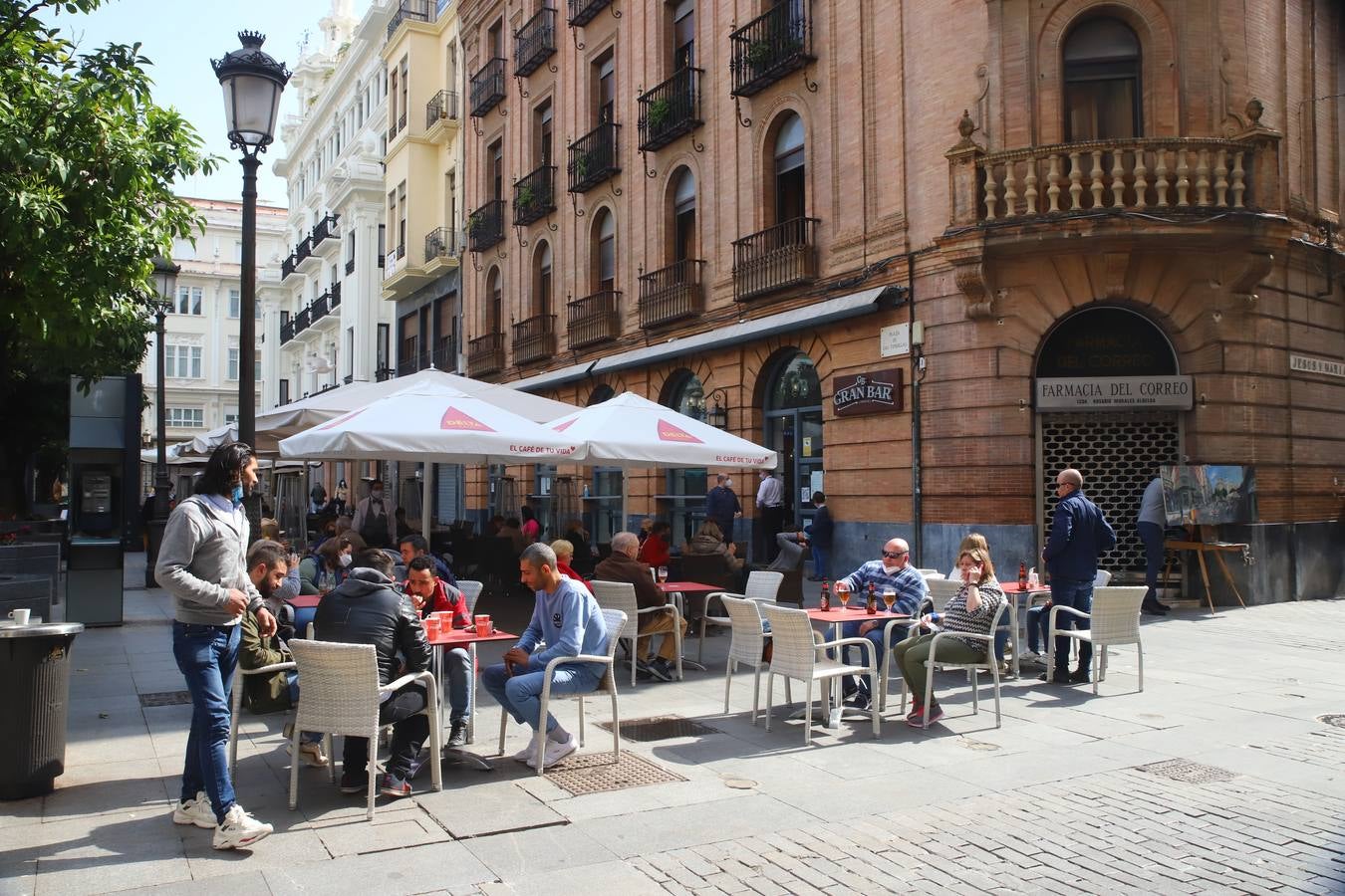 El ambiente, en imágenes, de las calles de Córdoba por el puente de Andalucía