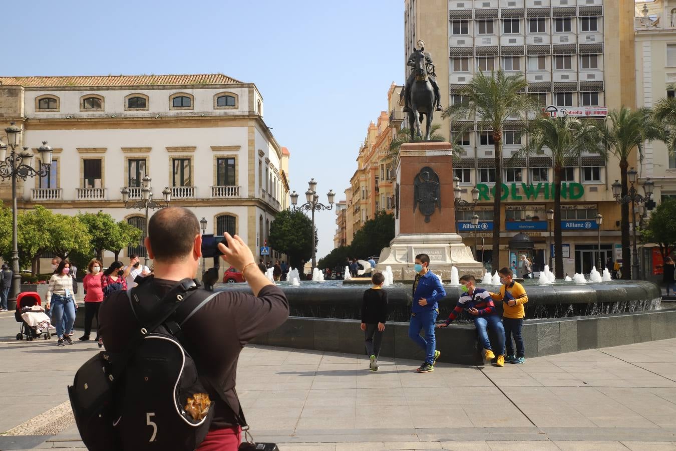 El ambiente, en imágenes, de las calles de Córdoba por el puente de Andalucía