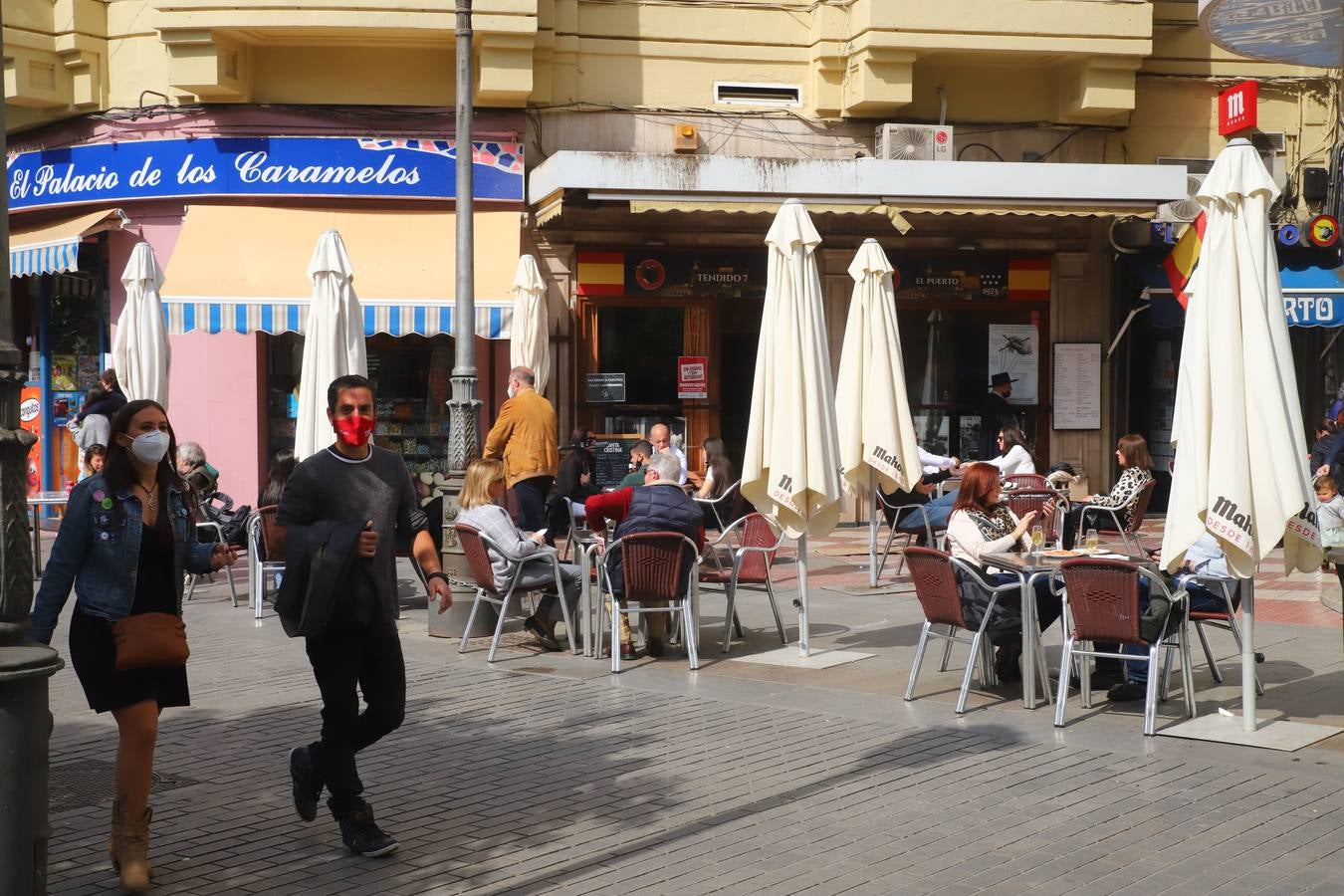 El ambiente, en imágenes, de las calles de Córdoba por el puente de Andalucía