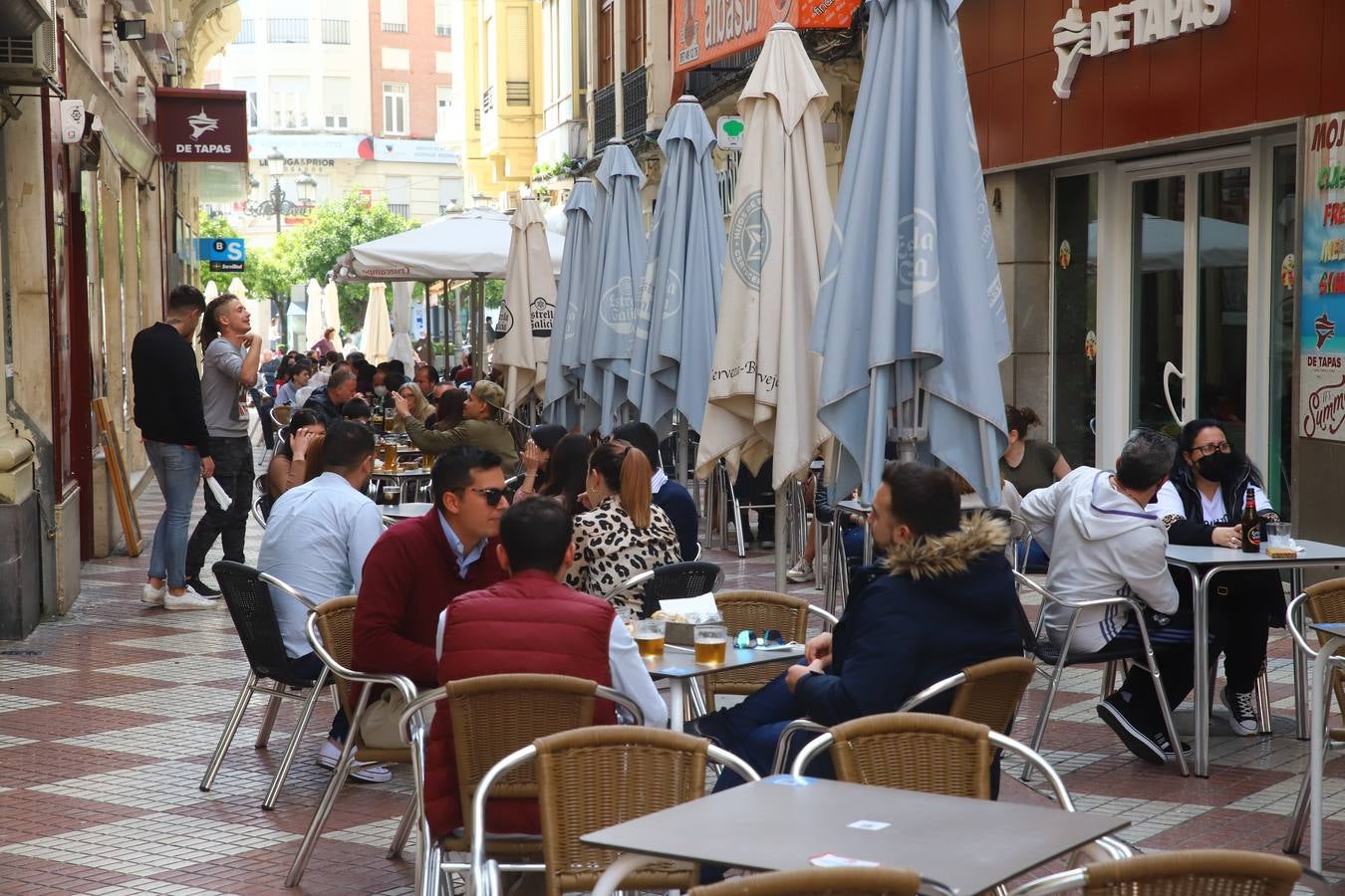 El ambiente, en imágenes, de las calles de Córdoba por el puente de Andalucía