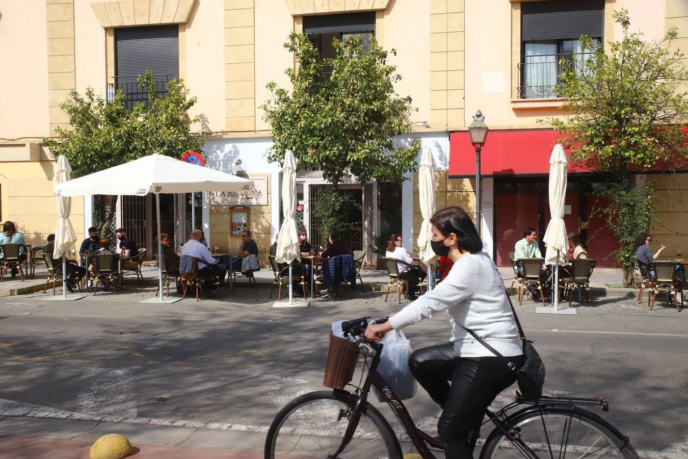 El ambiente, en imágenes, de las calles de Córdoba por el puente de Andalucía