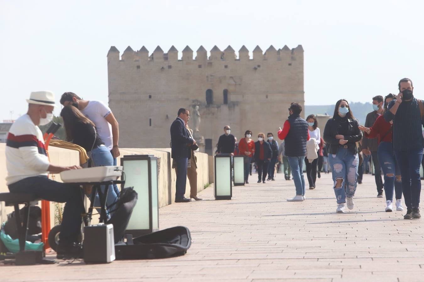 El ambiente, en imágenes, de las calles de Córdoba por el puente de Andalucía