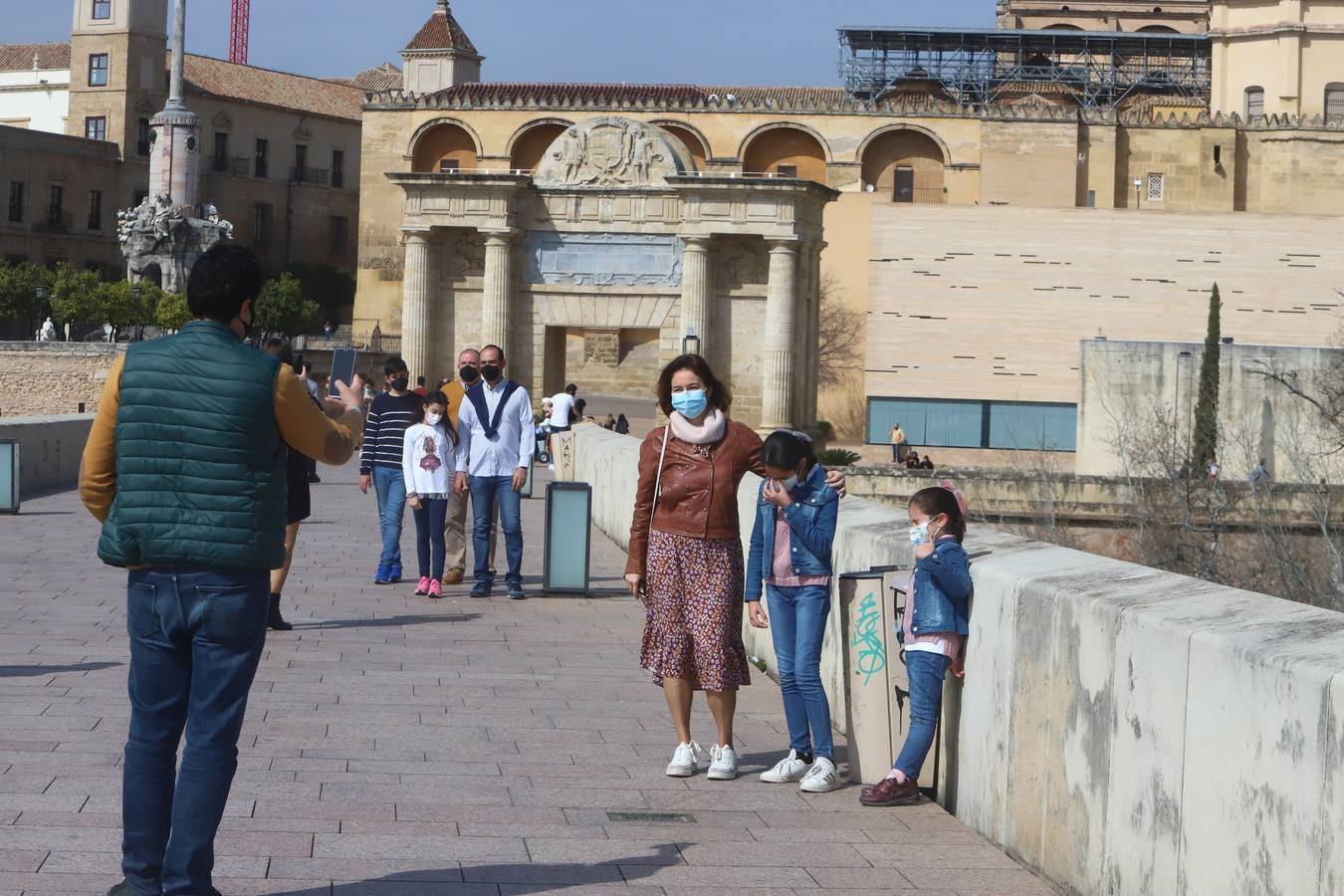 El ambiente, en imágenes, de las calles de Córdoba por el puente de Andalucía