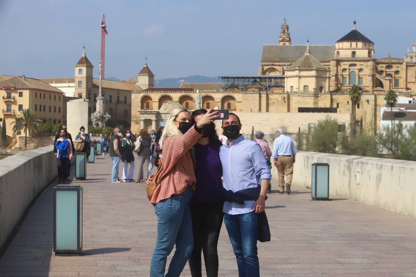 El ambiente, en imágenes, de las calles de Córdoba por el puente de Andalucía