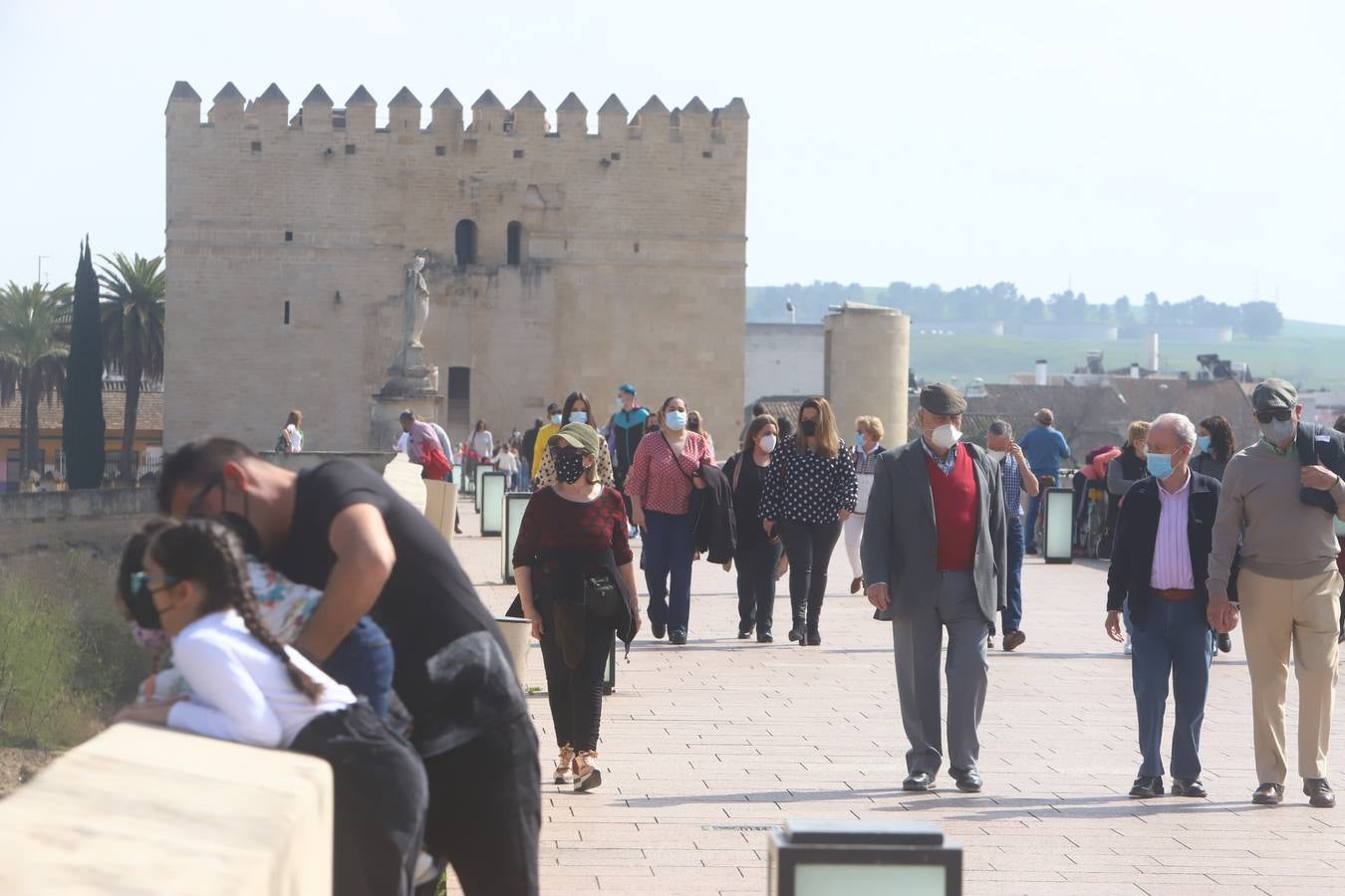 El ambiente, en imágenes, de las calles de Córdoba por el puente de Andalucía