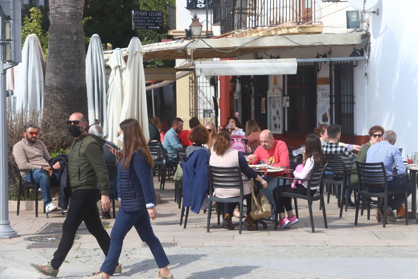 El ambiente, en imágenes, de las calles de Córdoba por el puente de Andalucía