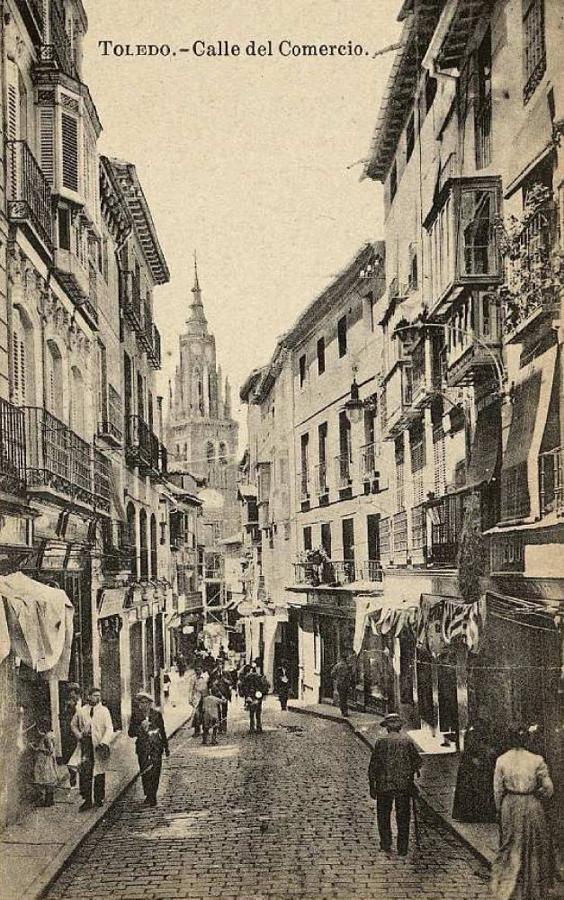 La calle del Comercio con el adoquinado y las aceras que se estrenaron en 1908. Postal editada por Fototipia Roig hacia 1925. Archivo Municipal de Toledo. 