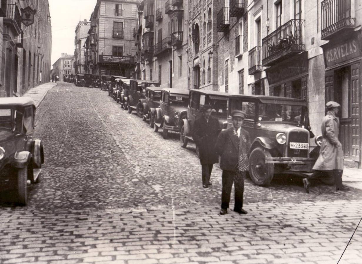 Vehículos en la cuesta de Carlos V, aún empedrada, hacia 1932. En su arranque inferior se aprecia el adoquinado que, en 1912, solo se aplicó a las calzadas que bordeaban el paseo central de Zocodover. Archivo Histórico Provincial de Toledo. Fondo Rodríguez.. 