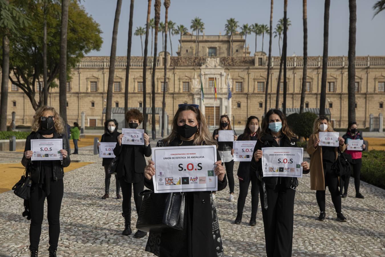 Concentración del sector de la belleza ante el Parlamento andaluz