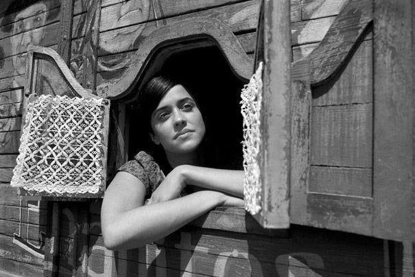 'Blancanieves' (2012). 10 premios. Pablo Berger hace la versión más libre y cañí del cuento de los hermanos Grimm, trasladado sin escalas a la España de los años 20. La película es respuesta española a 'The artist', muda y en blanco y negro. Macarena García está inmensa dentro de un reparto completísimo, incluida la troupe de los Enanos Toreros.