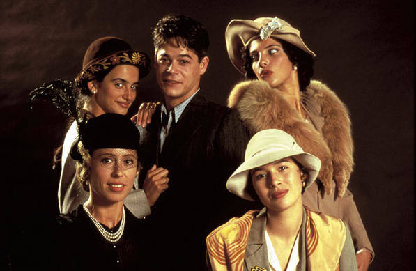 'Belle époque' (1992). 9 premios. Fernando Trueba (y Rafael Azcona, sorpresa) tejieron una deliciosa comedia, divertida y elegante, que también ganó el Oscar. Durante la II República, el desertor Jorge Sanz va a parar casi al paraíso, un caserón en el que vive un pintor liberal con sus cuatro hijas, a cual más guapa, que van cayendo en sus brazos una por una. La actuación de Fernando Fernán-Gómez es prodigiosa y eclipsa al lujoso reparto.