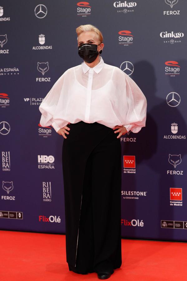 Elena Irureta, en la alfombra roja de los Premios Feroz 2021. La actriz de 'Patria' se decantó por un look bicolor con falda negra y camisa blanca.